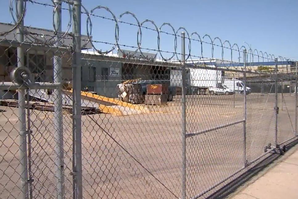 Огорожа з колючим дротом у Фресно