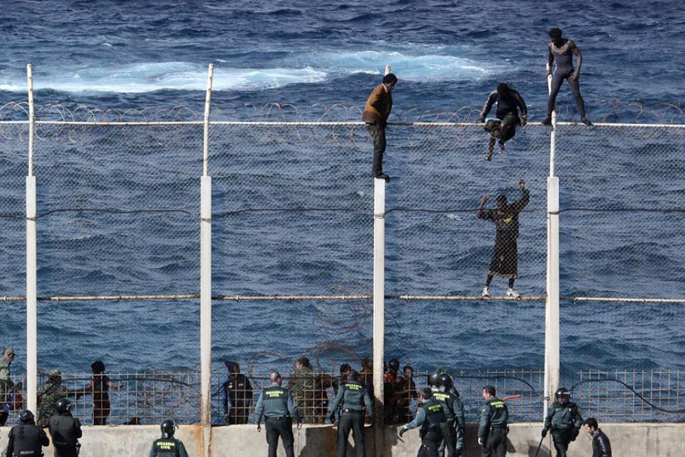 Колючий дріт на паркані в Іспанії