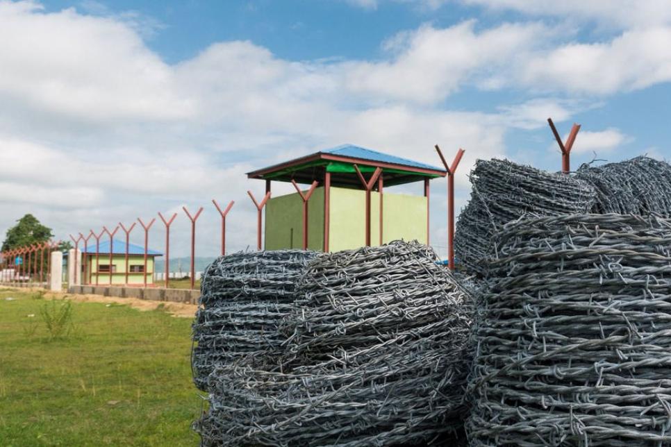 Колючая проволока и сторожевые вышки в Мьянме