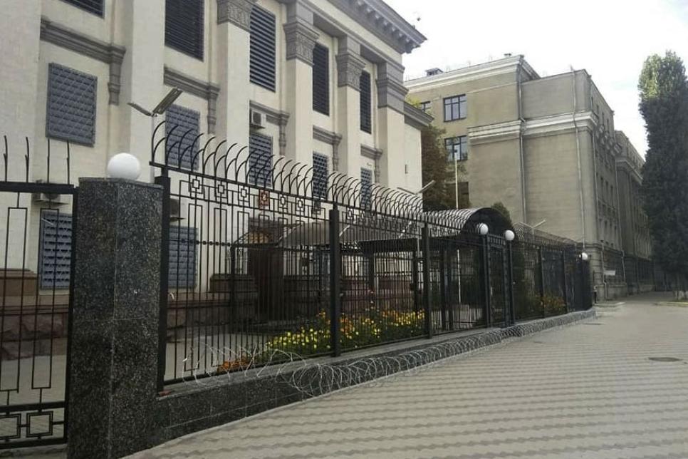 Колючий дріт знімається з паркану посольства Росії в Києві