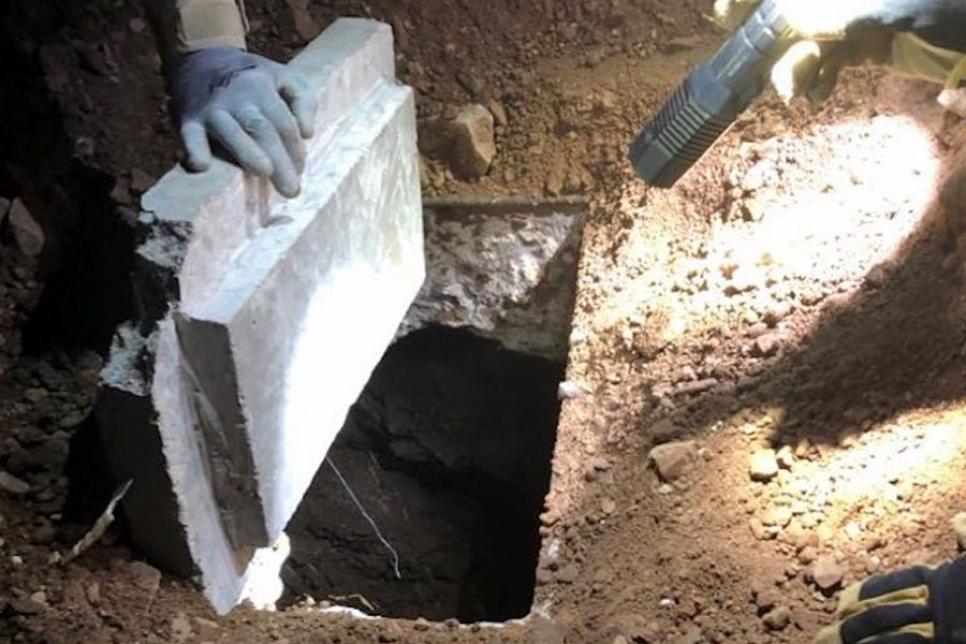 Туннель под забором с колючей проволокой в Ногалесе 