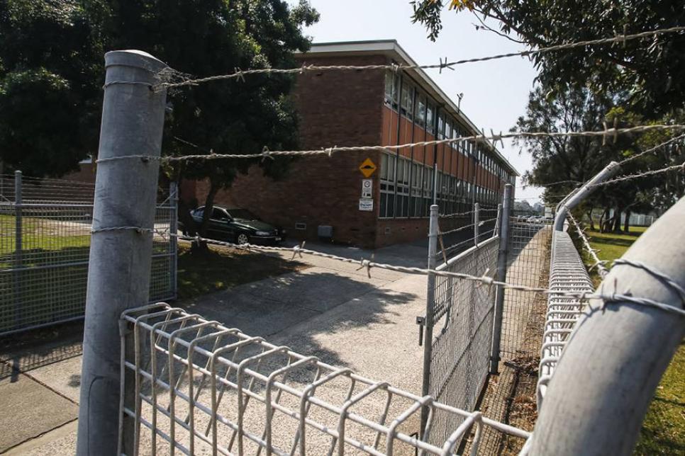 Колючая проволока на зборе в школе