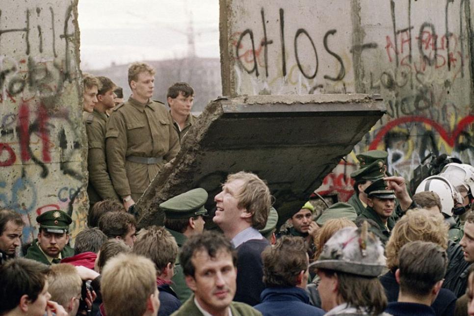 Берлінська стіна - колючий дріт та бетонні плити