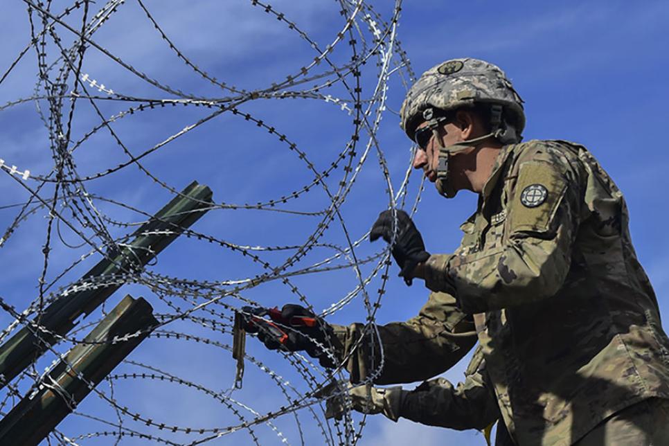 Колючие заграждения на границе с Мексикой