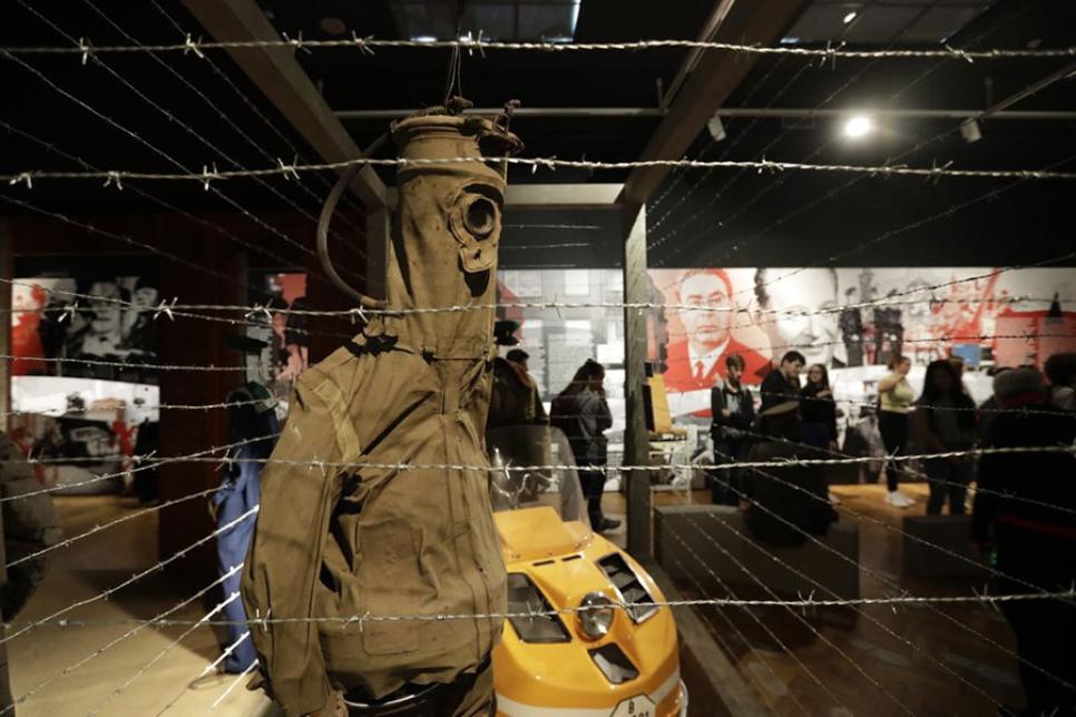 Колючая проволока и другие экспонаты выставки в Праге