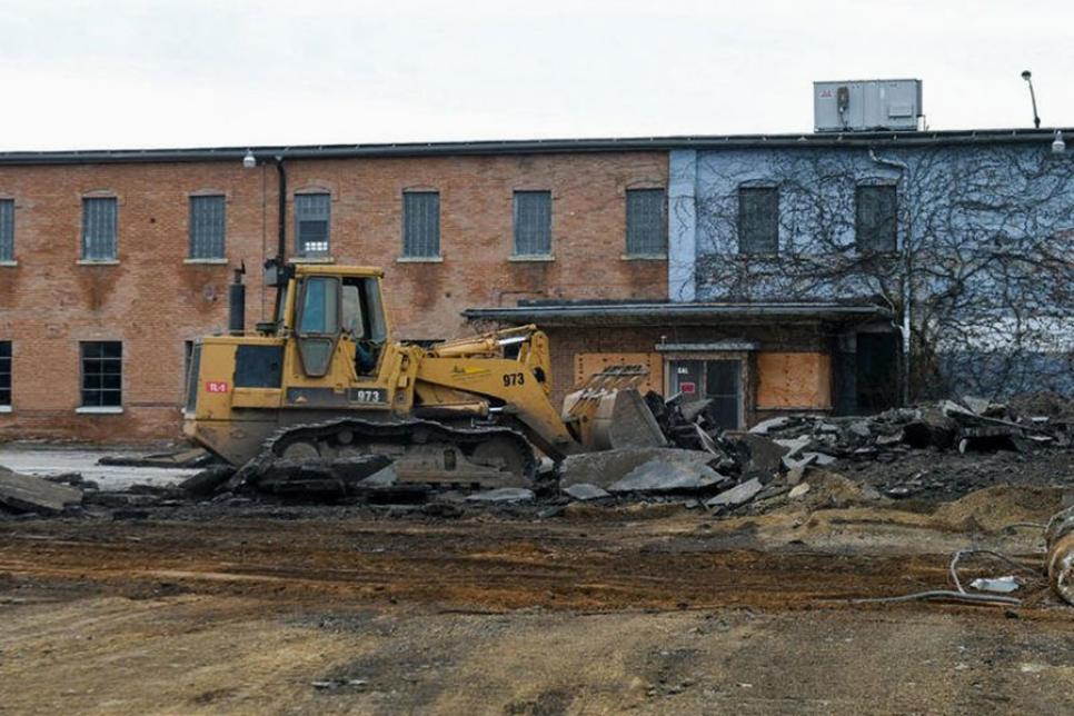 Будівля старого заводу з виробництва колючого дроту