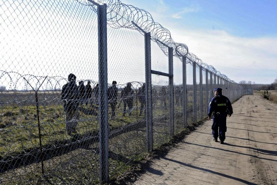 Забор с колючей проволокой на венгерской границе