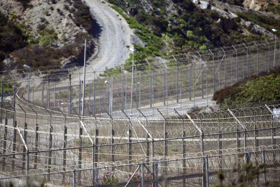 Колючий дріт на кордоні Іспанії та Марокко