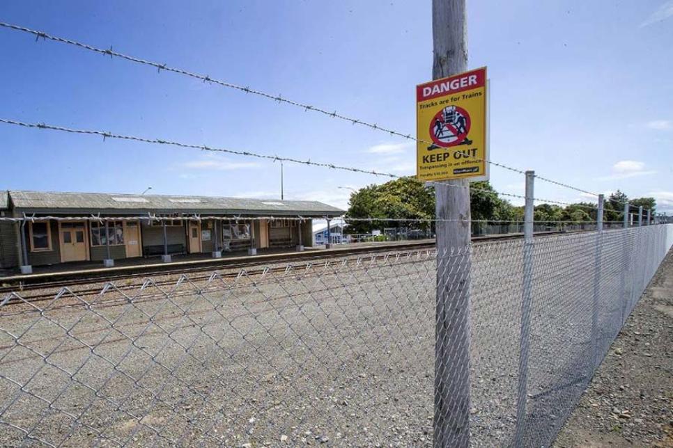 Забір і колючий дріт на залізниці