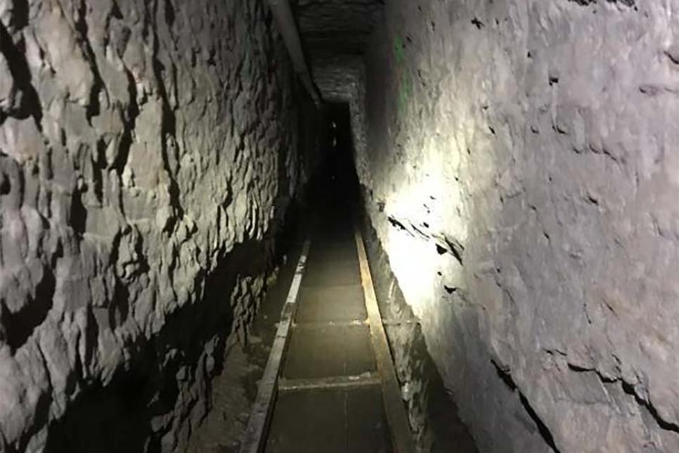 Туннель под колючей проволокой в Мексике