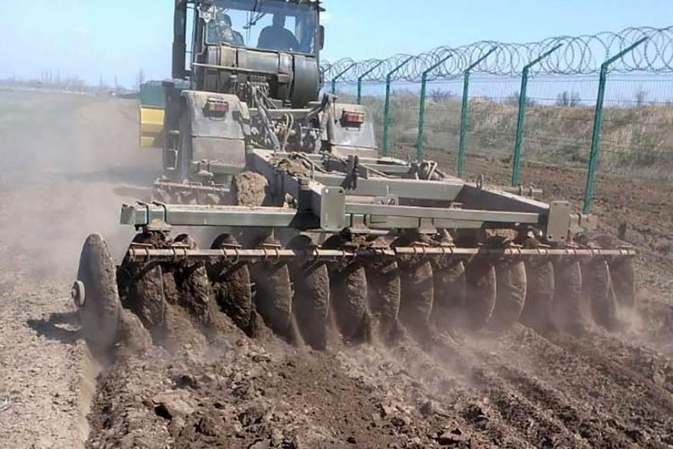 Забор и колючая проволока на границе с Россией