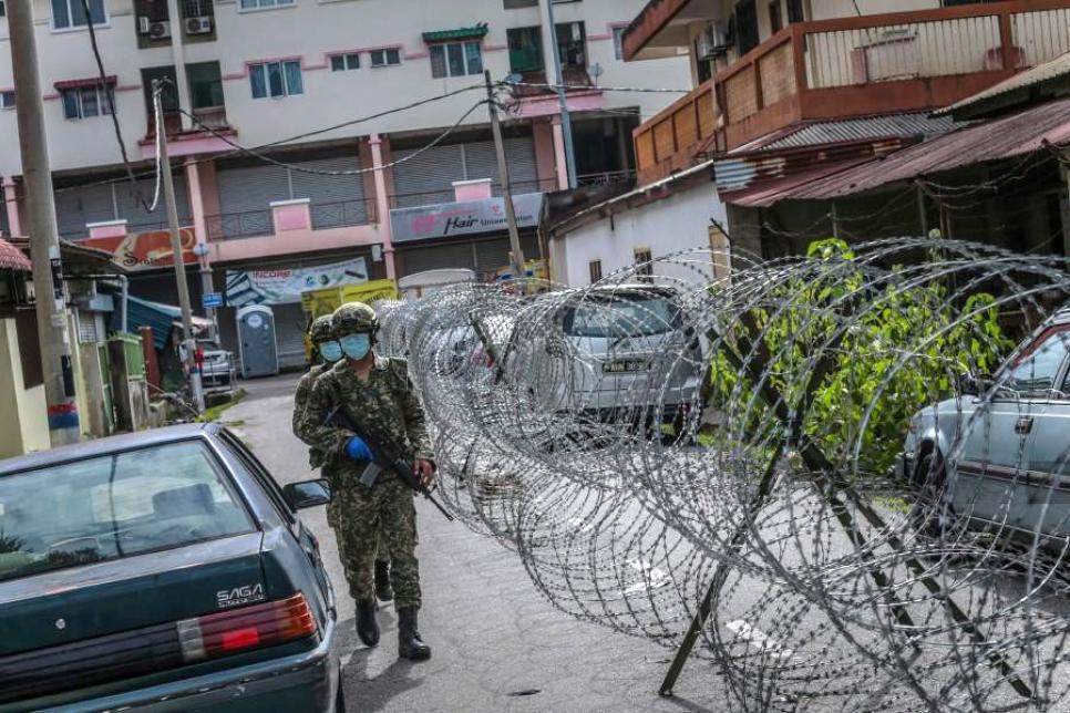 Селаянг-Бару заблокований колючим дротом
