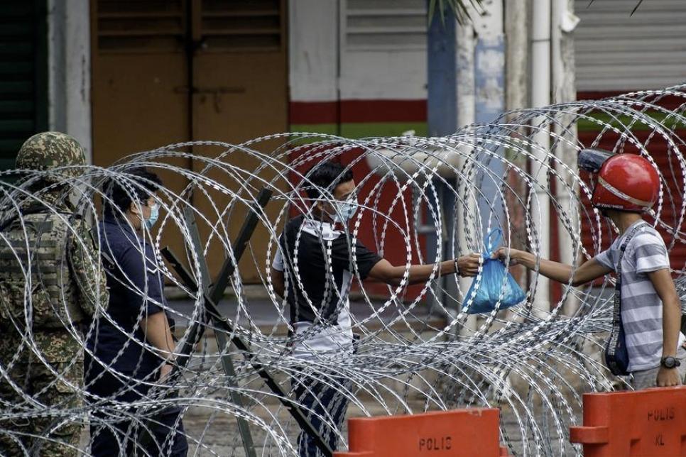 Передача предметів через колючий дріт