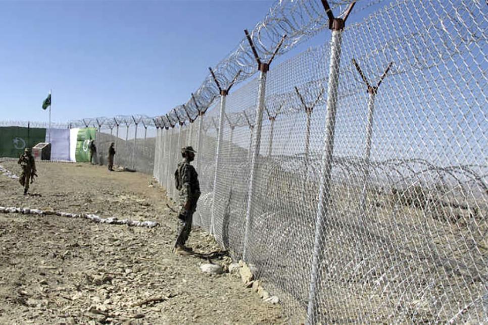 Паркан та колючий дріт на кордоні Пакистану