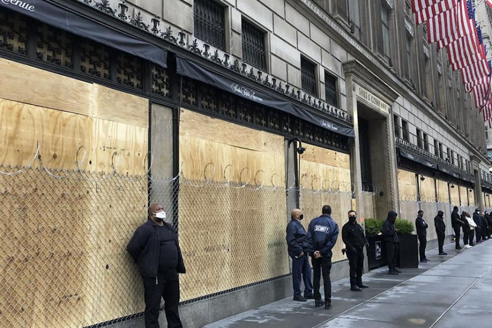 Колючий дріт навколо Saks Fifth Avenue