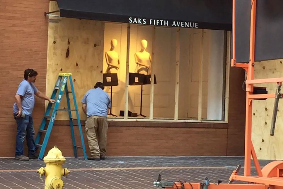 Разбитые витрины Saks закрывают листами фанеры