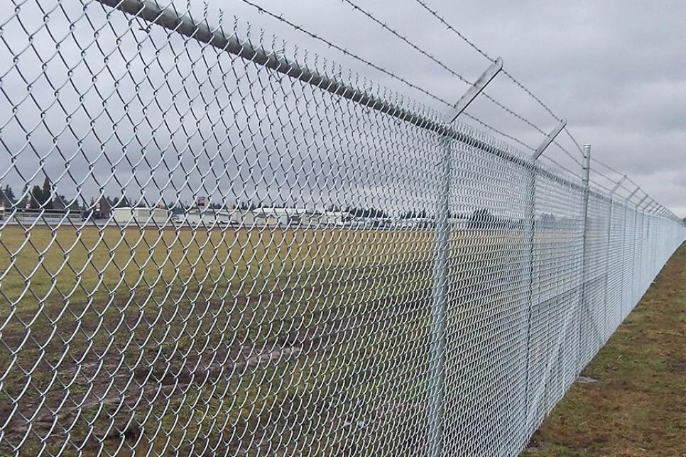 Запланований паркан з колючим дротом навколо аеропорту