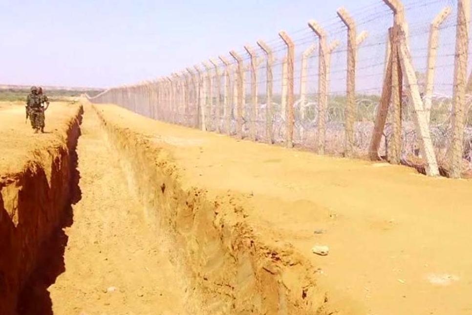 Пограничная стена с колючей проволокой