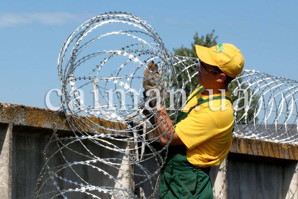 Встановлення колючого дроту