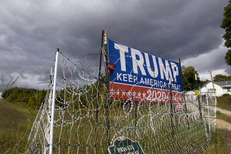 Реклама Трампа та колючий дріт