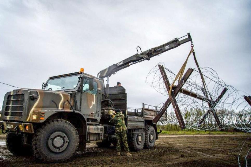 Обустройство границы в Эвросе колючей проволокой