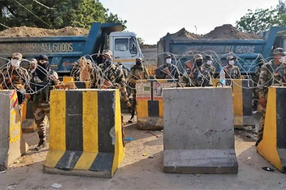 Дріт колючий та барикади в Делі