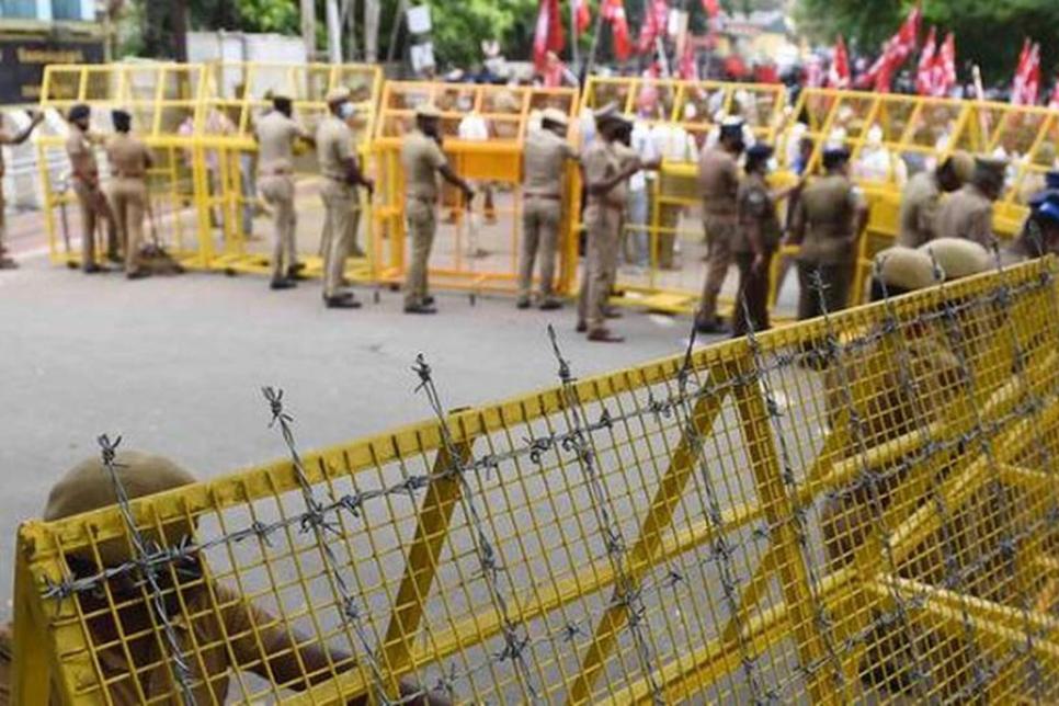 Дріт колючий та барикади в Індії