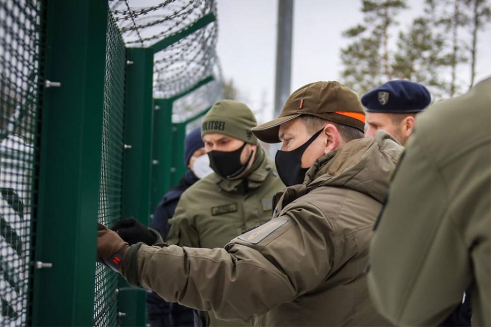 Колючая проволока на границе Эстонии с РФ