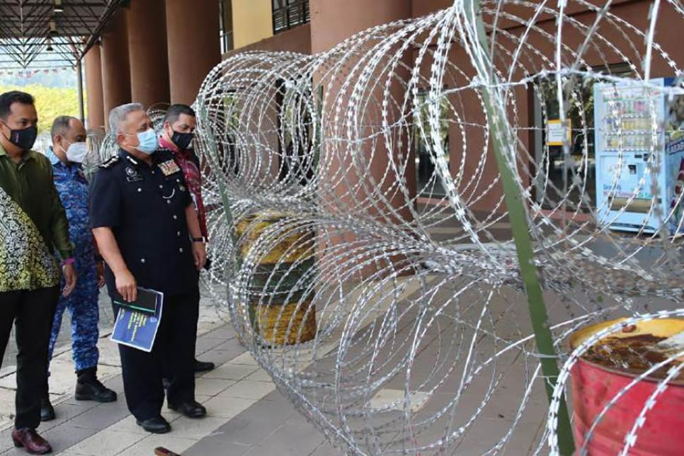 Колючий дріт на стадіоні в Малайзії