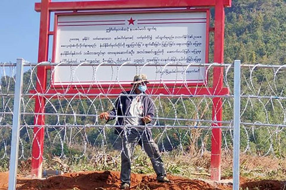 Паркан з колючим дротом вздовж кордону Китаю