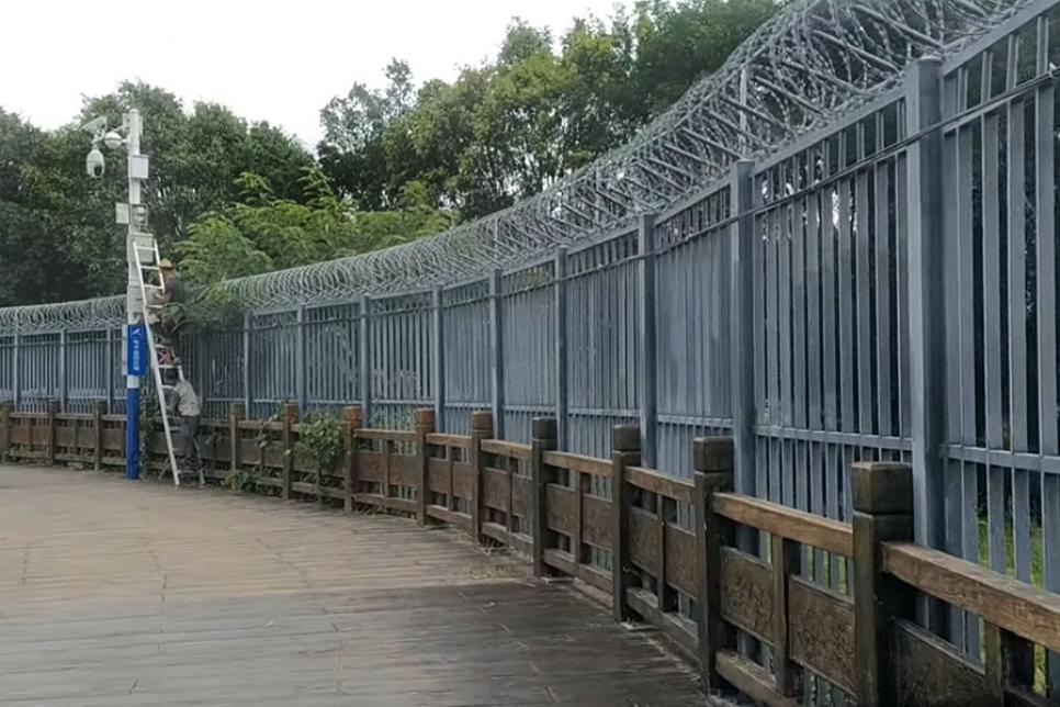 Колючий дріт та камери спостереження на китайському кордоні