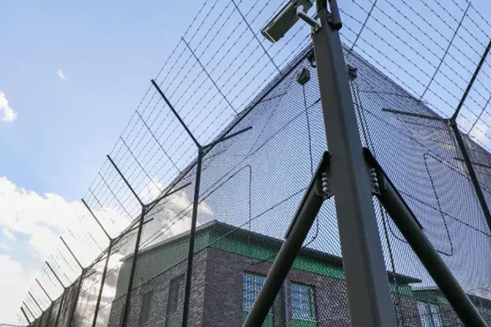 Колючий дріт та паркан проти коронавируса