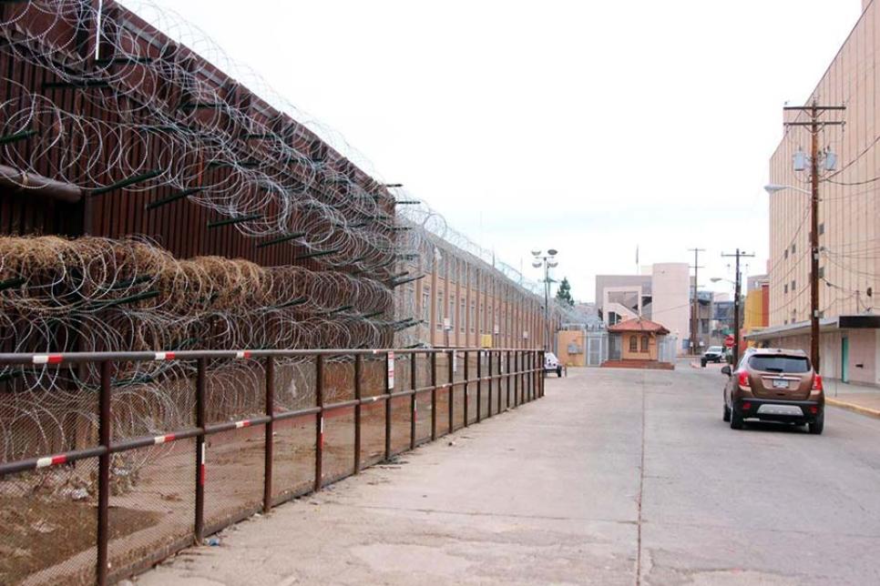 Шесть рядов колючей проволоки на пограничной стене