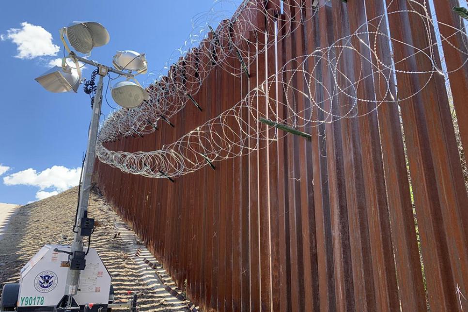 Проволока колючая на границе с Мексикой при Байдене
