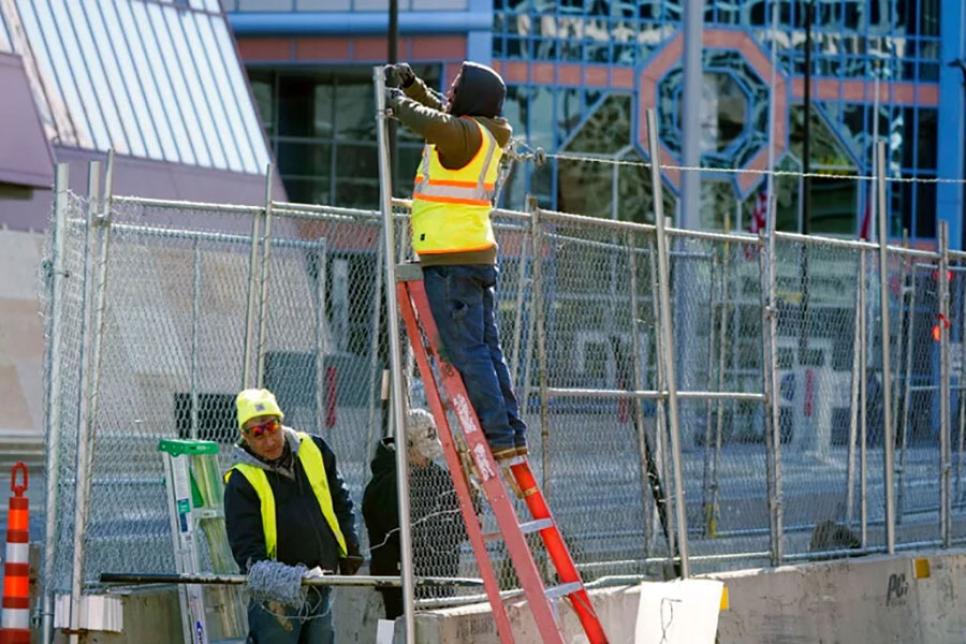 Новые заборы и колючая проволока в Миннеаполисе