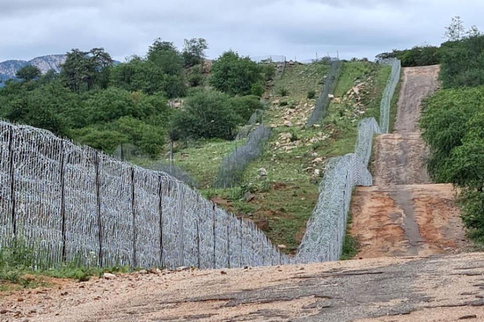 Забор из колючей проволоки и сетки в ЮАР