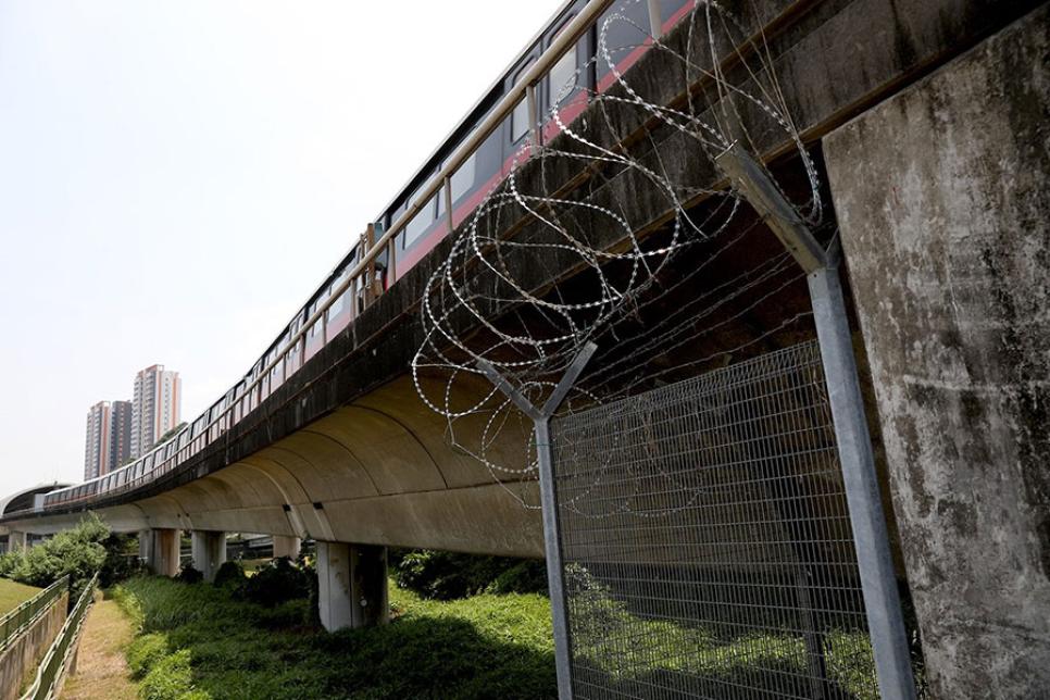 Дріт колючий на лінії метро в Сінгапурі