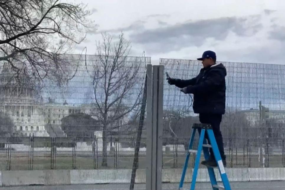 Демонтаж колючей проволоки у Капитолия
