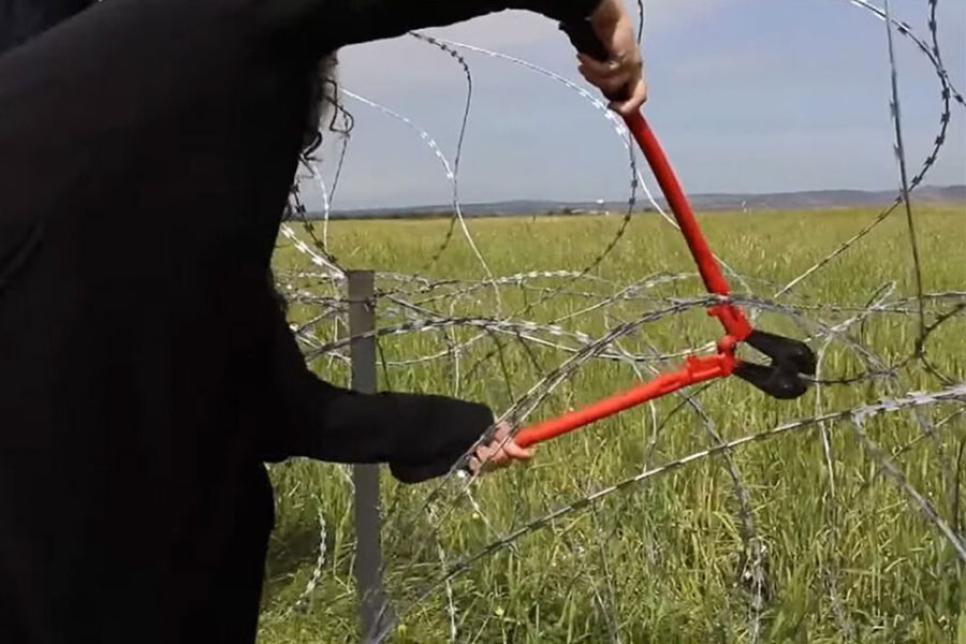 Активісти знищують колючий дріт на Кіпрі