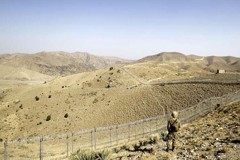 Пограничный забор и колючая проволока на пакистанско-афганской границе