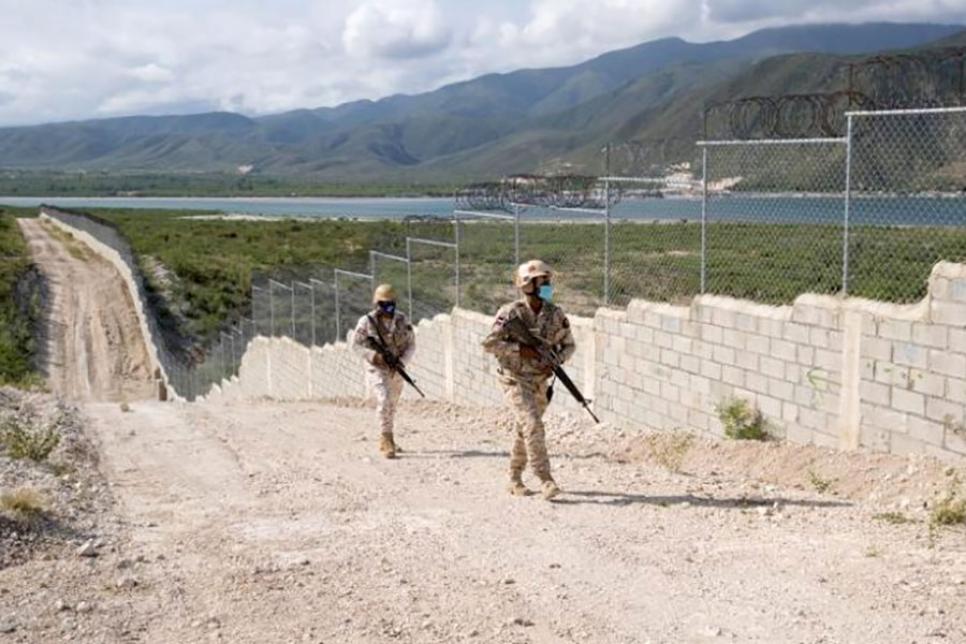 Домінікана будує паркан з колючим дротом на кордоні з Гаїті