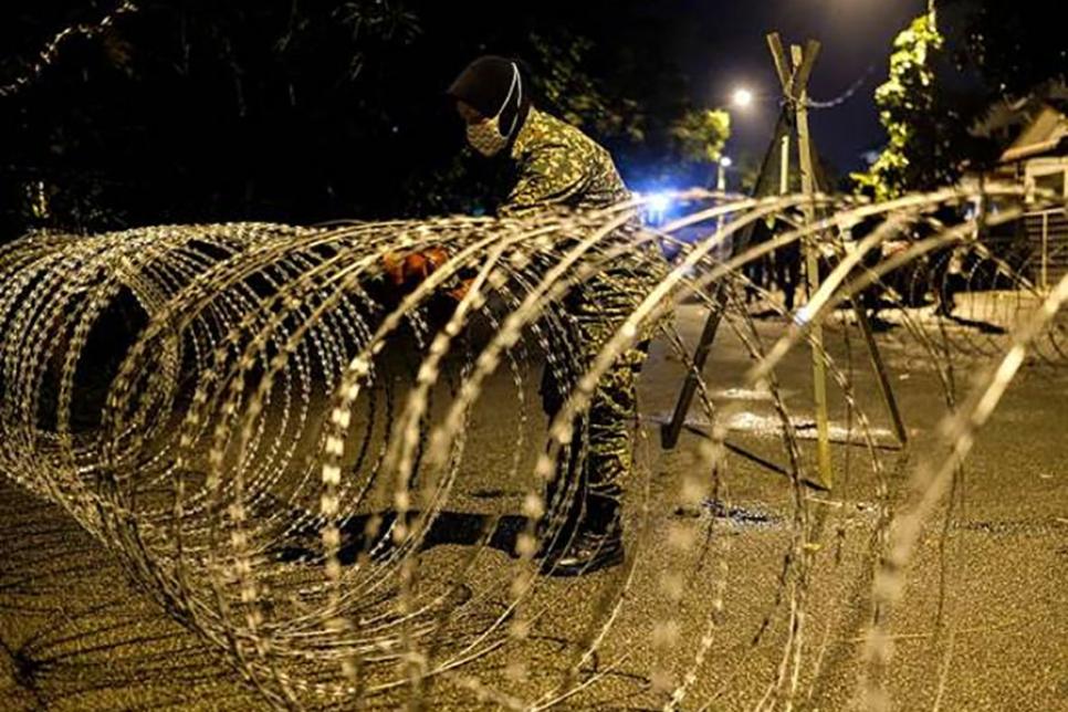 Заграждения из колючей проволоки в Малайзии против Covid-19