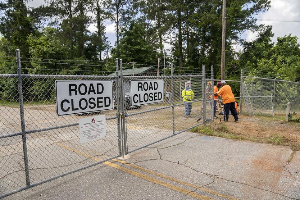 Ворота с колючей проволокой в Форт Беннинг