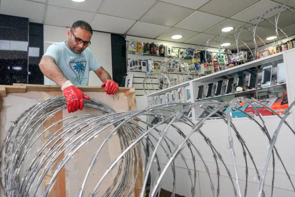 Колючая проволока в магазине мобильных телефонов