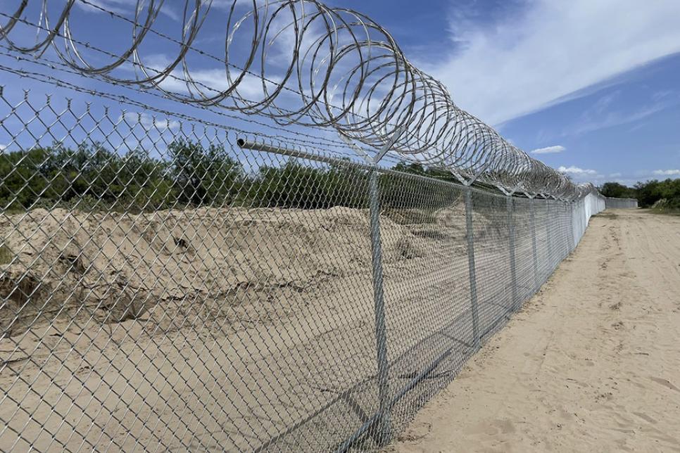 Забор с колючей проволокой на границе Техаса