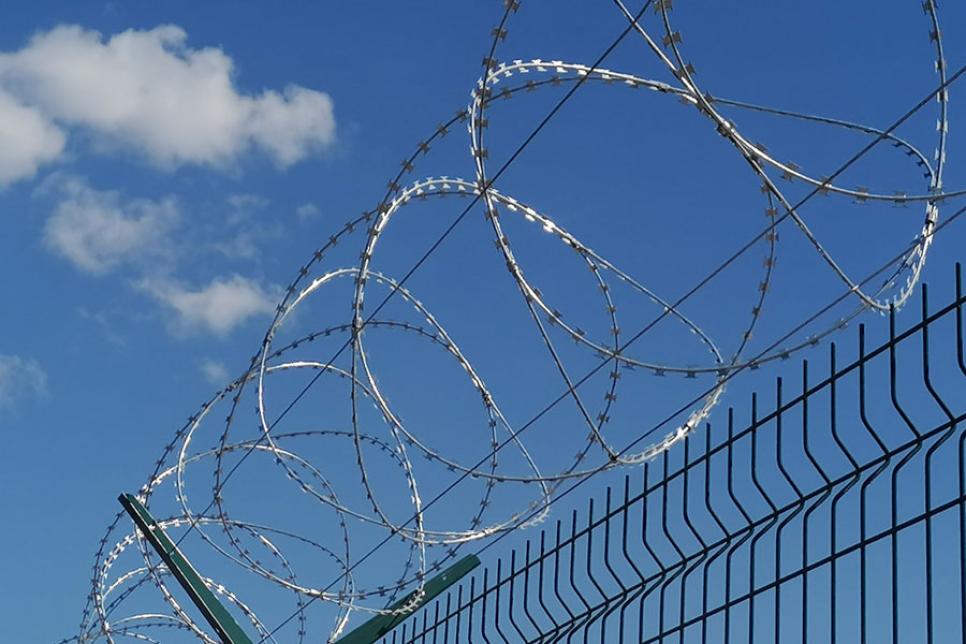 Огорожу з колючим дротом