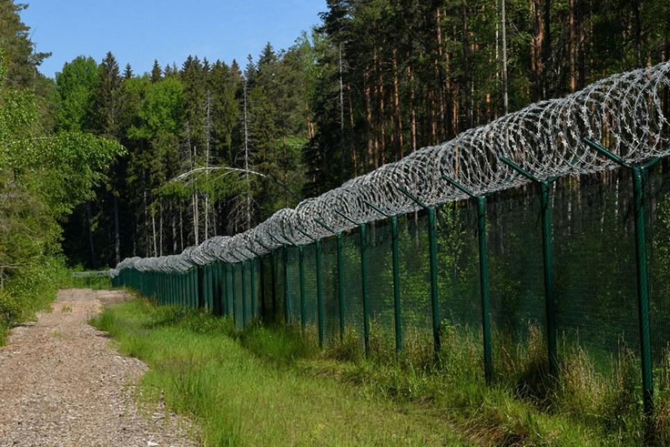 Огородження з колючим дротом в Литві