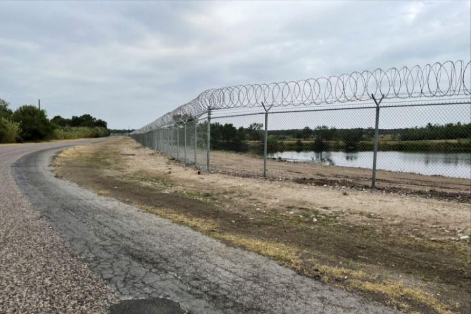 Забор и колючая проволока в Техасе
