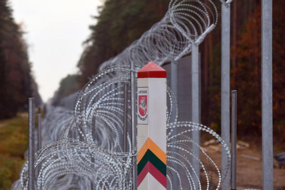 Пірамідальні загородження Концертина на кордоні Литви з Білоруссю