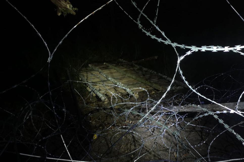 Колючая проволока и деревянные щиты